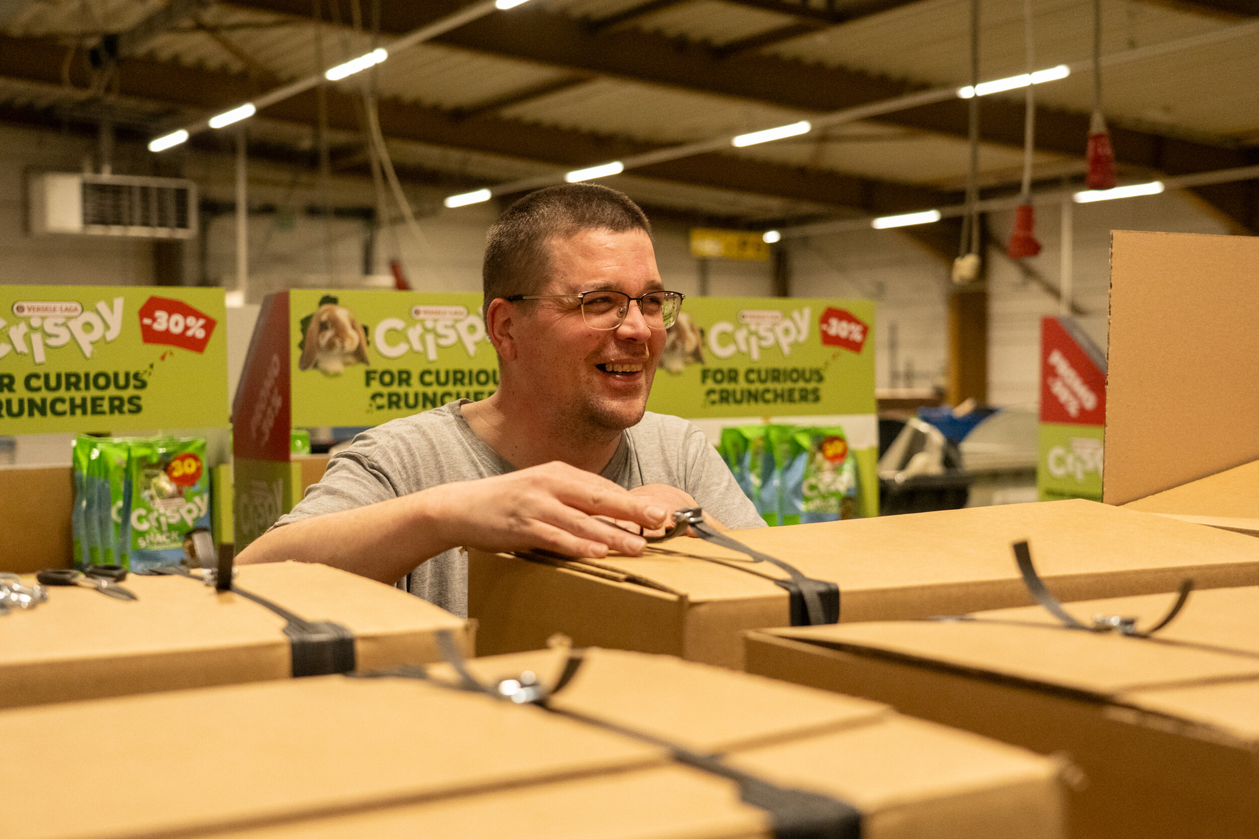 strappen van displays door een lachende medewerker