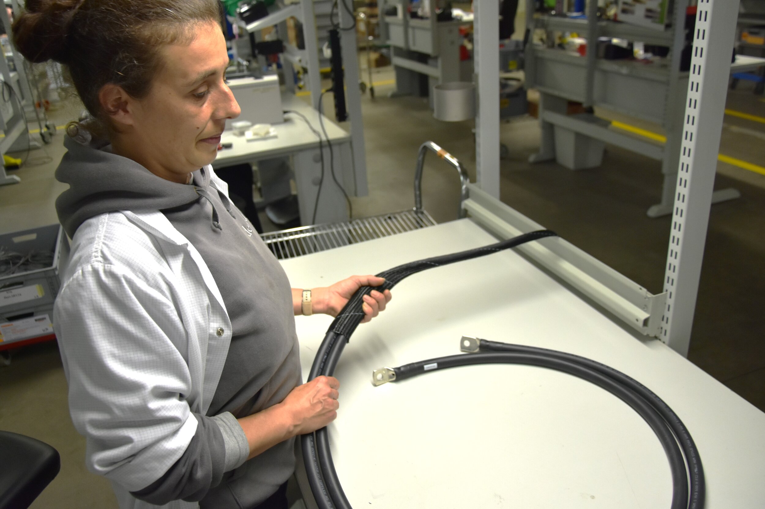 medewerker stopt kabels van 185mm² in kous